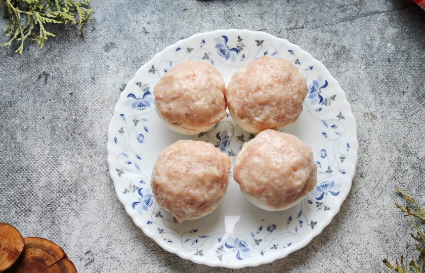 1. Этап. Шампиньоны с куриным фаршем в духовке: Куриный фарш посолите, поперчите и хорошо перемешайте. Разделите фарш на четыре части и влажными руками выложите поверх сыра и плотно прижмите фарш, формируя сферу.