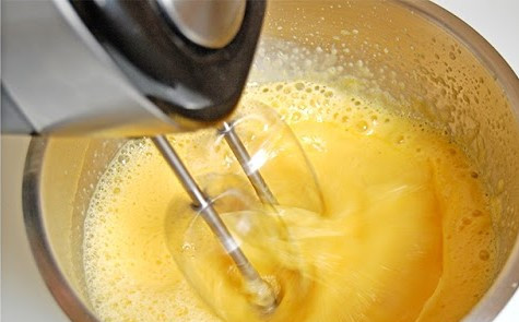 1. Этап. Торт Царский: Готовим сахарный сироп (70 гр сахара и 50 воды). Горячий сироп вливаем в желтки и взбиваем, пока сироп не остынет до комнатной температуры.