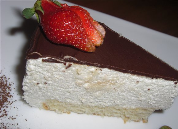 1. Этап. Торт Птичье молоко на желатине: 5. Через пять-семь часов суфле уже полностью схватится. Можно такой торт украсить шоколадной глазурью или свежими ягодами - как хотите.