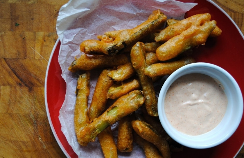 1. Этап. Соленые огурцы в кляре: Огурец наколоть на вилку, дать стечь лишнему тесту и жарить в раскаленном масле 2 минуты. Выложить на бумажное полотенце.