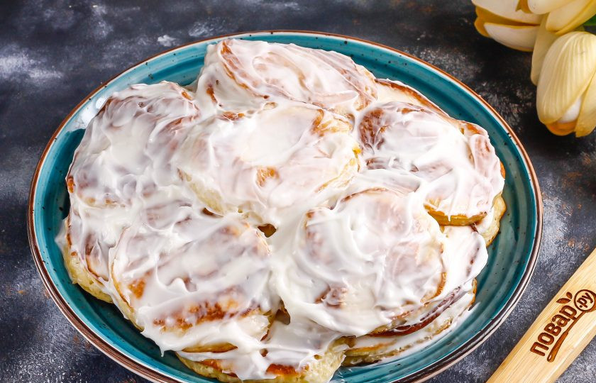 1. Этап. Торт из оладий: Обмажьте каждый оладушек сметанным кремом и выложите их на тарелку, сформировывая торт как можно круглее и ровнее. Отверстия между оладьями тоже промажьте кремом.