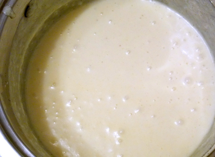 1. Этап. Шоколадный манник с шоколадом: Взбейте мягкое масло с сахаром до пышной массы. Продолжайте взбивать, добавьте яйца. Взбивайте до однородной массы.