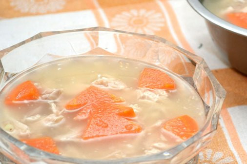 1. Этап. Заливное из курицы в мультиварке: Теперь берем тарелочки и формочки для заливного и на дно каждой выкладываем немного измельченного чеснока и мясо, на мясо кладем морковь и заливаем все бульоном. Оставляем заливное остывать при комнатной температуре, а затем отправляем его в холодильник.