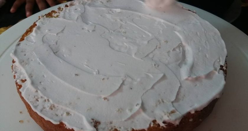 1. Этап. Ванильный бисквитный торт: 7. Готовый бисквит можете смазать взбитыми сливками после того, как он остынет до комнатной температуры, и подавать к столу.