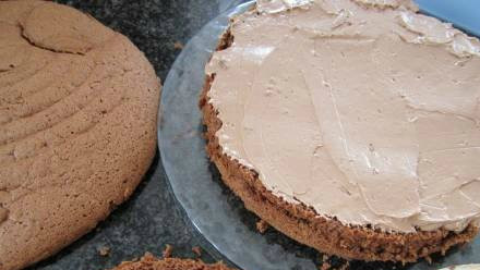 1. Этап. Торт Шифоновая Прага: Коржи намазать кремом.