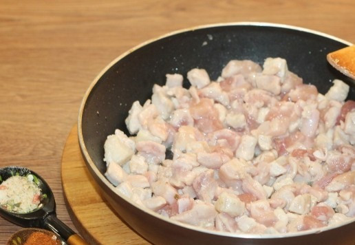 1. Этап. Закусочные пирожки с рубленной индейкой: 13. На разогретом растительном масле обжариваем мясо до полуготовности (до бела) с добавлением 