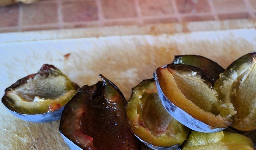 1. Этап. Сливовый смузи: Оставшиеся свежие сливы также разрезать пополам, косточку удалить.