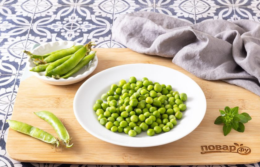 1. Этап. Теплый салат с морковью и горошком: Очистите горох от стручков.