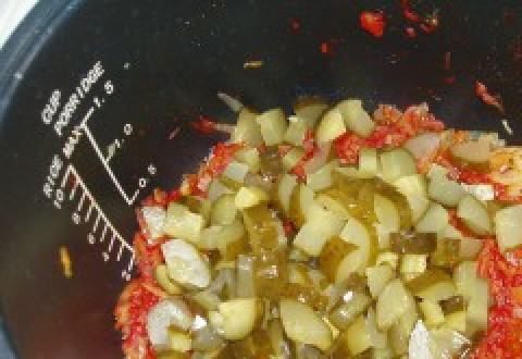 1. Этап. Солянка с курицей в мультиварке: Добавьте в чашу мультиварки огурцы, перемешайте.