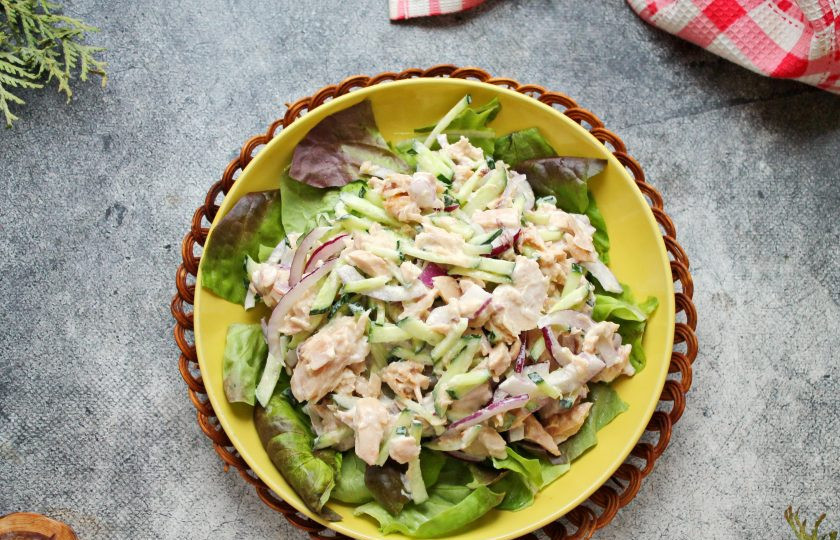 1. Этап. Салат с сыром, огурцом и тунцом: Салат заправьте майонезом, перемешайте и выложите в блюдо с салатными листьями.