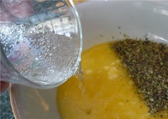 1. Этап. Маринад для карбоната: 3. Добавляем минеральную воду, перемешиваем как следует маринад.