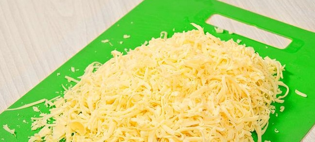 1. Этап. Пирог из армянского лаваша: Натрите сыр на обычной крупной терке.