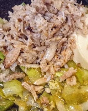 1. Этап. Слойки с луком-пореем и крабовым мясом: Содержимое сковороды смешать с лимонной цедрой и лимонным соком. Добавить сливочный сыр и крабовое мясо. Перемешать, откорректировать на соль Затем перемешать..