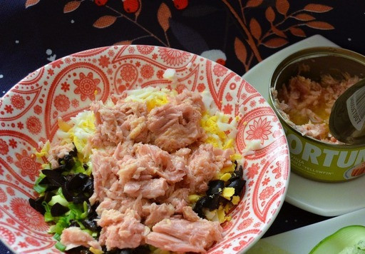 1. Этап. Салат-закуска Рождественская ёлочка: Маслины порубить мелко, добавить в салат тунец.