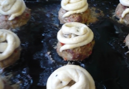 1. Этап. Мясные гнезда из фарша индейкиЗмейки: Скатайте тесто в жгутики. Один конец каждого жгутика сделайте более узким - это будет хвост. Теперь на фаршированную котлету аккуратно выкладываем 