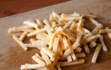 1. Этап. Салат от шефа: Точно так же нарезаем сыр.