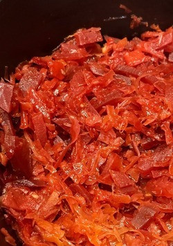 1. Этап. Борщ. Два пути: Если заправка начинает готовиться с бульоном одновременно, то как раз в кастрюле уже все готово к приему содержимого чугунка. А выглядит заправка в чугунке – примерно вот так.