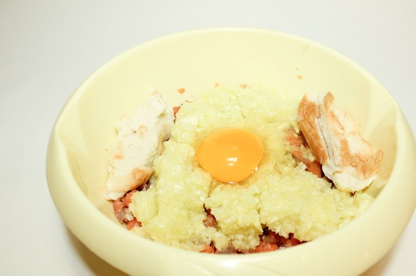 1. Этап. Рыбные котлеты из горбуши: Теперь выкладываем в миску с нарезанной горбушей измельченный кабачок, лук, яйцо и отжатый хлеб, солим и перчим фарш по вкусу.