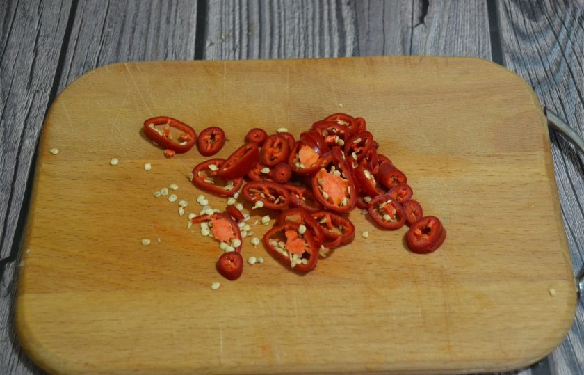 1. Этап. Чатни из слив на зиму: Порежьте перец чили, если не хотите, чтобы соус был слишком острый, уберите семечки перед нарезкой.