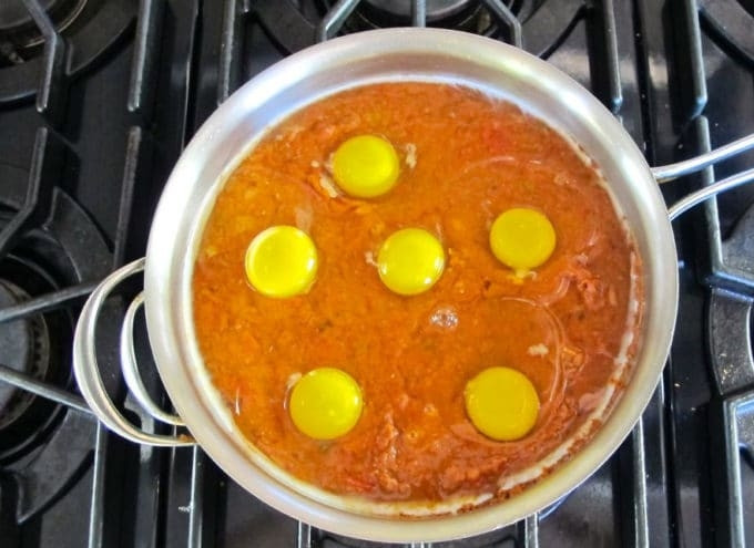 1. Этап. Шакшука с сыром: 4. Затем по поверхности разбейте яйца.