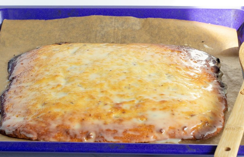 1. Этап. Пирожные с орехами пекан: Горячий бисквит смажьте сгущенным молоком и дайте полностью остыть. Затем разрежьте на порционные квадраты и украсьте орехом.