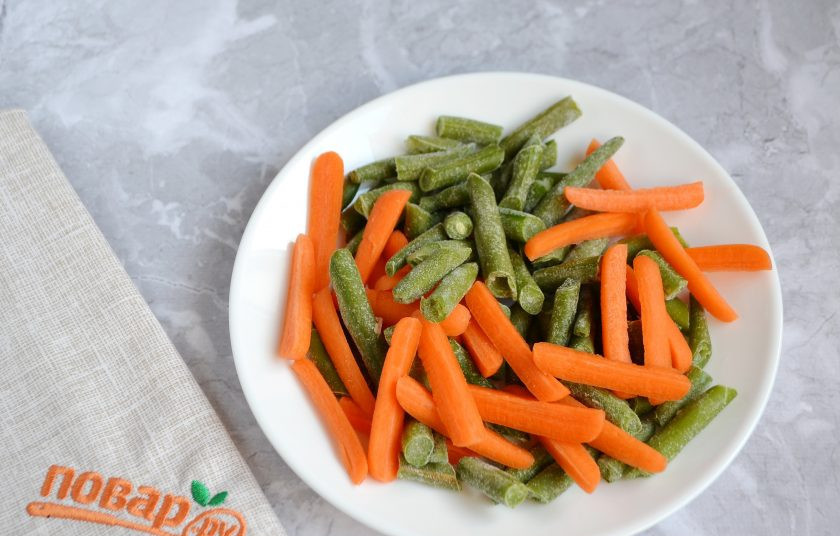 1. Этап. Салат с копченой сельдью: 1. У меня замороженные овощи, размораживать их не нужно.