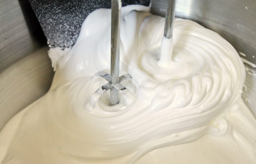 1. Этап. Меренговый рулет с мандаринами: Влейте в чашу лимонный сок, увеличьте скорость и добавляя сахарную пудру взбивайте все до пышной, плотной массы, примерно 10 минут.