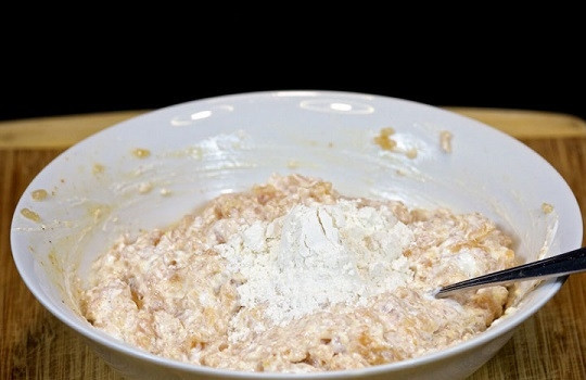 1. Этап. Пирожок с мясом: 5. Всыпьте примерно 1/4 стакана муки.