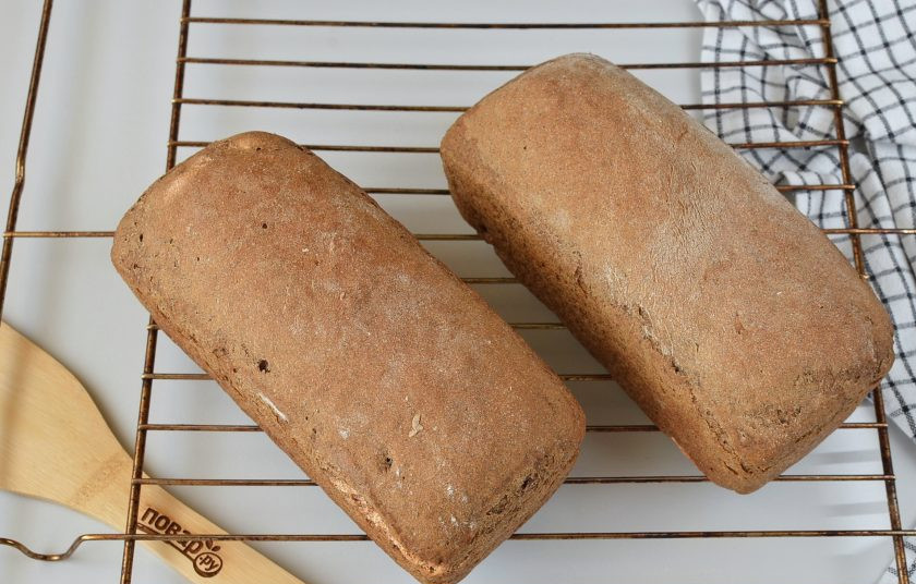 1. Этап. Черный хлеб: Готовый хлебушек достаньте из формочек, охладите на решетке.