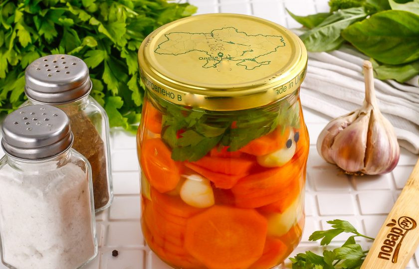 1. Этап. Маринованный чеснок с морковью на зиму: Крышку ошпарьте кипятком и закрутите по резьбе или с помощью ключа для консервации. Если вы будете хранить заготовку при комнатной температуре, то два раза влейте кипяток, а на третий — маринад. Остудите и отнесите в место хранения.