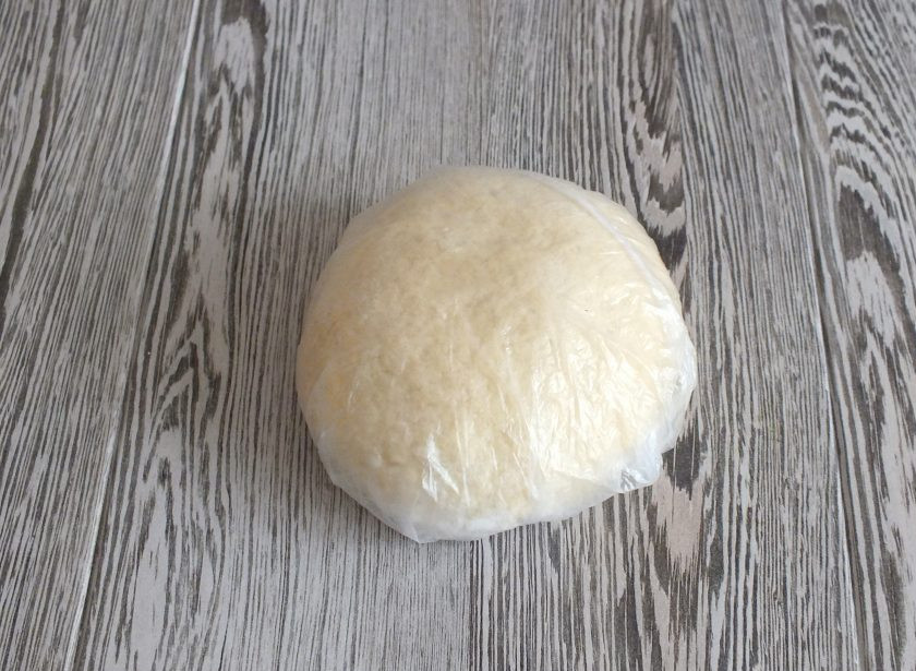 1. Этап. Печенье с ирисками: Готовое тесто получится податливым, допустимо лёгкое прилипание к рукам. Округлите его, оберните пленкой и уберите в холодильник на 1 час.