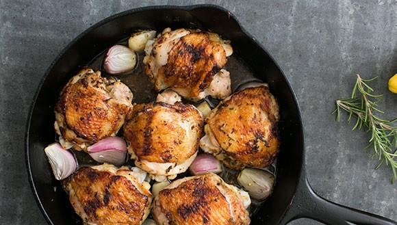 1. Этап. Куриные бедра с лимоном и розмарином: 6. Подавайте мясо сразу после приготовления, оно отлично сочетается с любым гарниром.