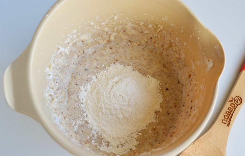 1. Этап. Ореховые пирожные: 8. Всыпьте муку, перемешайте.