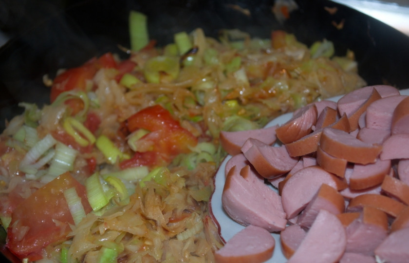 1. Этап. Пирог с капустой и овощами: Добавьте нарезанные сосиски. Перемешайте , посолите, поперчите. Снимайте с огня. Переложите начинку в миску и дайте остыть.