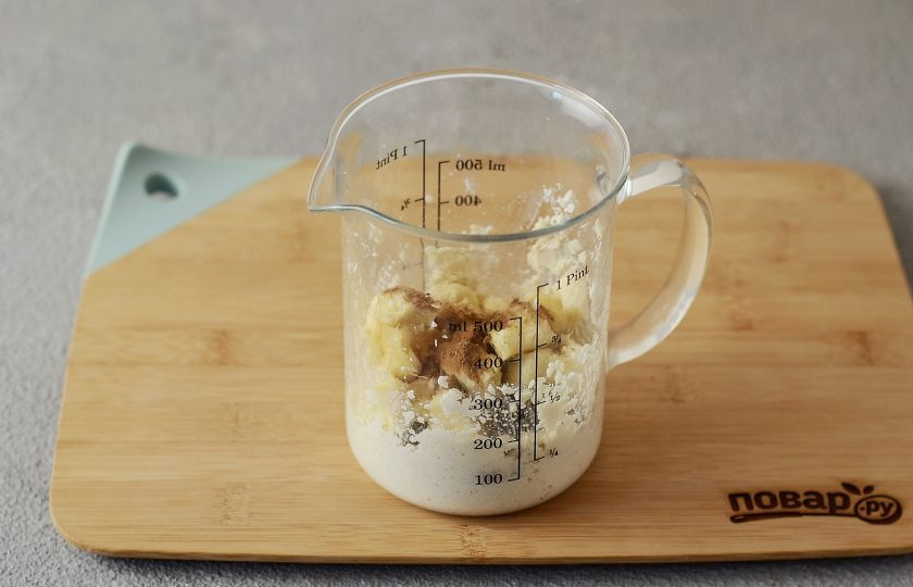 1. Этап. Кунжутная каша: Добавьте очищенный банан, изюм и щепотку корицы. Еще раз взбейте до однородной консистенции.