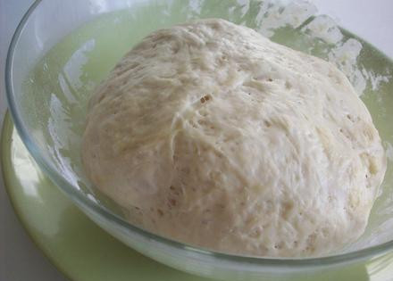 1. Этап. Итальянский хлеб фокачча: 1. В отдельную посуду просеять муку. Добавить в нее сахар, соль и дрожжи. Добавить 2 столовые ложки оливкового масла. Добавить теплую воду и замесить тесто. Тесто для фокаччи похоже на тесто для пиццы. Оставить его в теплом месте на час, пока оно не поднимется.