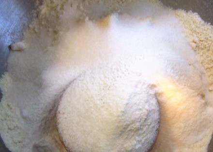 1. Этап. Маффины на кефире: 3. В отдельной мисочке соедините сухие ингредиенты - сахар, соль, соду и муку. Перемешайте.