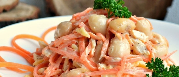 1. Этап. Салат с отварной фасолью: 4. Добавим сметану и специи на свое усмотрение, перемешаем — и салат можно подавать к столу!