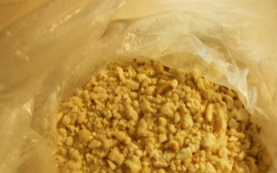 1. Этап. Торт Коровка: 2. Обжарьте арахис на сухой сковороде. Измельчите ножом. В чашу блендера постепенно начинайте добавлять продукты. Положите нарезанный арахис.