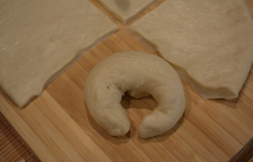 1. Этап. Рожки с творогом в духовке: Сверните рулетиком, как круасан от широкого края к узкому. Края изделия подверните внутрь, слегка вытянув. Получим рожки.