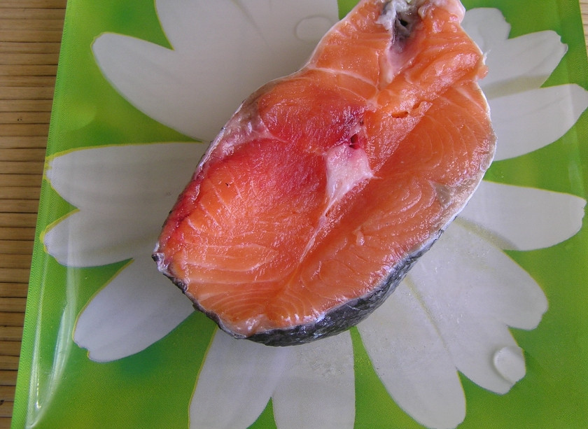 1. Этап. Семга в лимонной панировке: Стейк семги полить лимонным соком. Прошу остановить свое внимание на том, что жирная рыбка гораздо полезнее постной. Ведь в рыбьем жире очень много тех веществ, которые мы не сможем получить ни из какого другого продукта, но об этом позже.