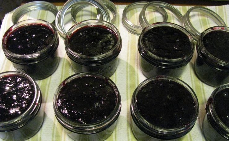 1. Этап. Варенье из смородины на зиму: Пока варенье не остыло, раскладываем его по стерилизованным банкам, так чтобы до горлышка оставался примерно 1 см, и закатываем их. Затем закатанные банки следует еще раз простерилизовать на водяной бане и поставить их под одеяло до полного остывания, а затем убрать банки в прохладное.