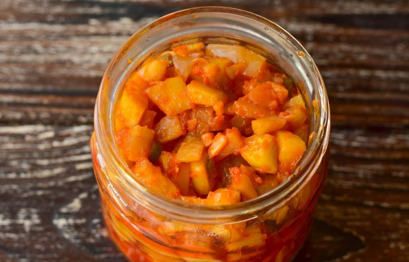 1. Этап. Лечо Оранжевое лето: Выложите овощи в чистую стеклянную банку.