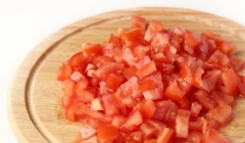 1. Этап. Крабовый салат с помидорами: Теперь моем помидоры, нарезаем крупными дольками, я увлеклась и нарезала мельче, чем надо, но ничего страшного, салат не будет испорчен.