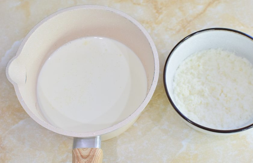 1. Этап. Панна котта Ты и я: Для приготовления светлого слоя доведите до кипения оставшееся молоко и сливки. Добавьте сахар и ванилин. В горячую массу выложите набухший желатин и размешайте до полного его растворения. Массу желательно процедить.