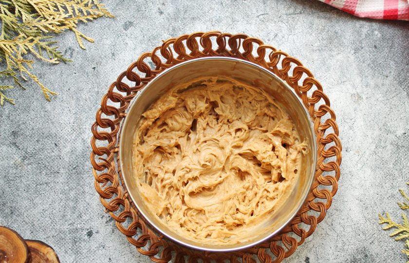 1. Этап. Торт с песочными коржами и безе: Для крема взбейте мягкое сливочное масло с вареной сгущенкой в пышный крем. Отложите часть крема для украшения и боков.