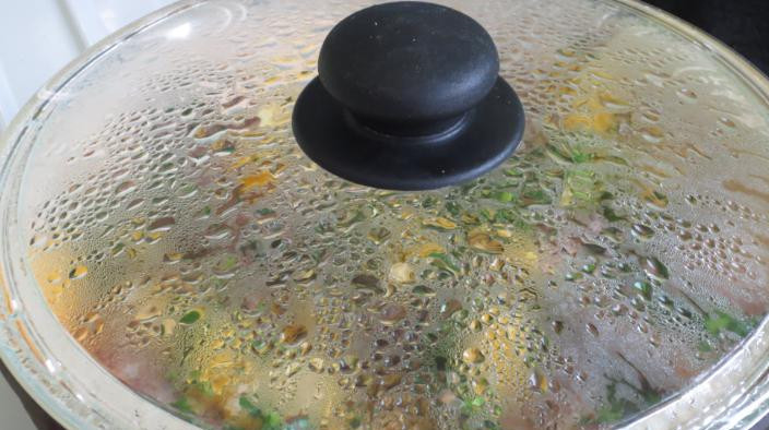 1. Этап. Свиная шейка на сковороде: Накрываем сковородку и тушим блюдо около 10 минут на медленном огне.