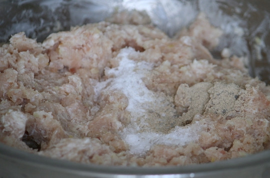 1. Этап. Рыбные котлеты из щуки: Фарш немного отбиваем, добавляя сливки, солим и приправляем белым молотым перцем.