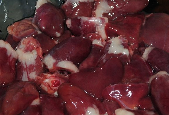 1. Этап. Шашлык из куриных сердечек: Сердечки помыть и обсушить.