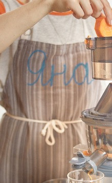 1. Этап. Морковный кето-торт: Нужно 85 граммов моркови. Я использовала соковыжималку. Если ее нет, нужно натереть на самой мелкой терке и хорошо отжать.